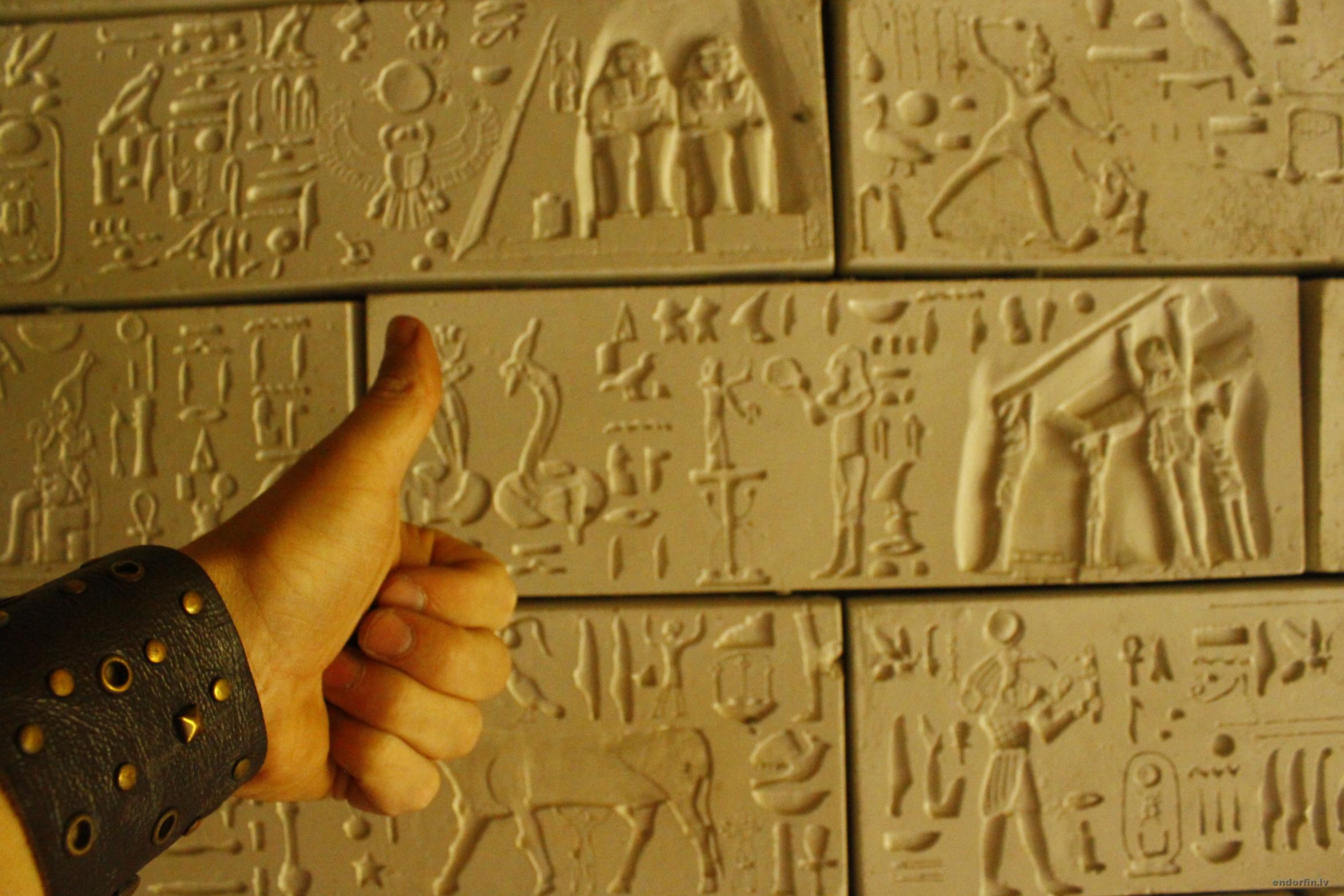 предположите почему на древнеегипетской плитке из камня см с 36 изображен человек огромного роста